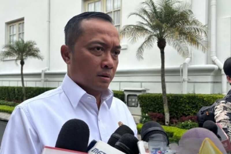 Mensesneg Prasetyo Hadi memberikan keterangan kepada wartawan. (Jennus)