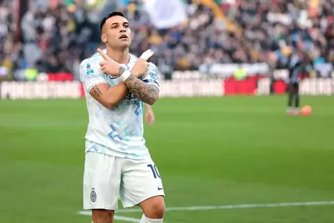 Pemain Inter Milan Lautaro Martinez merayakan gol yang dicetaknya ke gawang tuan rumah Udinese di Stadion Bluenergy, Sabtu (17/1/2026). (AP/AP)
