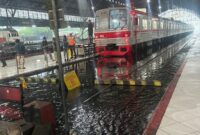 Genangan air pasca hujan deras di Jakarta merendam sejumlah stasiun, Minggu (18/1/2026). (Jennus)
