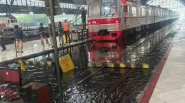 Genangan air pasca hujan deras di Jakarta merendam sejumlah stasiun, Minggu (18/1/2026). (Jennus)