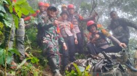 Tim SAR Gabungan menujukkan serpihan mesin pesawat ATR 42-500 usai menabrak lereng Gunung Bulusaraung, Kabupaten Pangkajene Kepulauan (Pangkep), Sulawesi Selatan, Minggu (18/1/2026).  (Dokumentasi Basarnas)