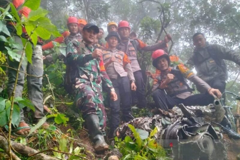 Tim SAR Gabungan menujukkan serpihan mesin pesawat ATR 42-500 usai menabrak lereng Gunung Bulusaraung, Kabupaten Pangkajene Kepulauan (Pangkep), Sulawesi Selatan, Minggu (18/1/2026). (Dokumentasi Basarnas)