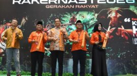 Ketua Umum Gerakan Rakyat Sahrin Hamid bersama anggota kehormatan Anies Baswedan membuka rakernas I Gerakan Rakyat di Jakarta, Minggu (18/1/2926). (Jennus)
