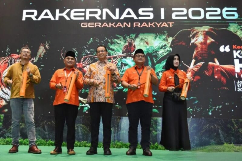 Ketua Umum Gerakan Rakyat Sahrin Hamid bersama anggota kehormatan Anies Baswedan membuka rakernas I Gerakan Rakyat di Jakarta, Minggu (18/1/2926). (Jennus)
