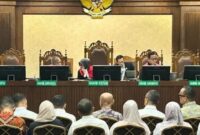 Mantan Wamenaker Immanuel Ebenezer bersama 10 terdakwa lain dalam sidang di Pengadilan Tindak Pidana Korupsi pada Pengadilan Negeri Jakarta Pusat, Senin (19/2/2026). (Jennus)