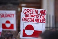 Sejumlah warga melakukan unjuk rasa di depan Kedutaan Besar Amerika Serikat di Kopenhagen, Denmark. (Xinhua/Liu Phachao)