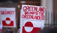 Sejumlah warga melakukan unjuk rasa di depan Kedutaan Besar Amerika Serikat di Kopenhagen, Denmark. (Xinhua/Liu Phachao)