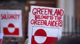 Sejumlah warga melakukan unjuk rasa di depan Kedutaan Besar Amerika Serikat di Kopenhagen, Denmark. (Xinhua/Liu Phachao)