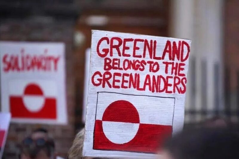 Sejumlah warga melakukan unjuk rasa di depan Kedutaan Besar Amerika Serikat di Kopenhagen, Denmark. (Xinhua/Liu Phachao)