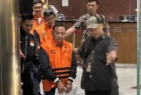 Bupati Pati Sudewo digiring petugas KPK usai ditetapkan sebagai tersangka kasus jual beli jabatan di tingkat kelurahan. (Jennus)