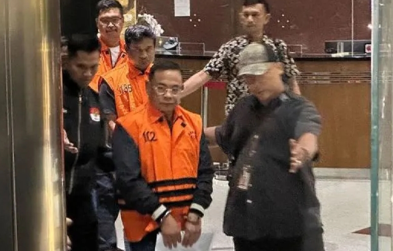 Bupati Pati Sudewo digiring petugas KPK usai ditetapkan sebagai tersangka kasus jual beli jabatan di tingkat kelurahan. (Jennus)