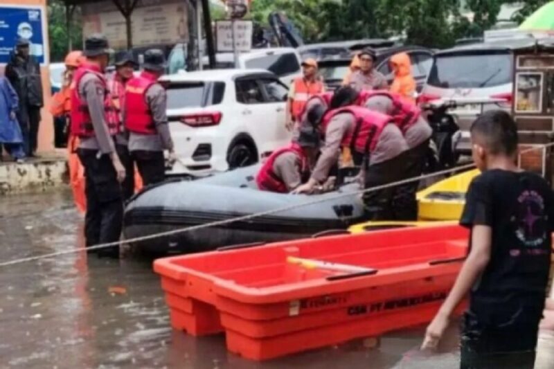 Banjir merendam jalan dan pemukiman di daerah Pondok Karya, Jakarta Selatan hingga 90 cm. (Jennus)