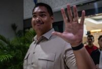 Menpora Dito Ariotedjo saat meninggalkan Kantor Kemenpora. (Jennus)