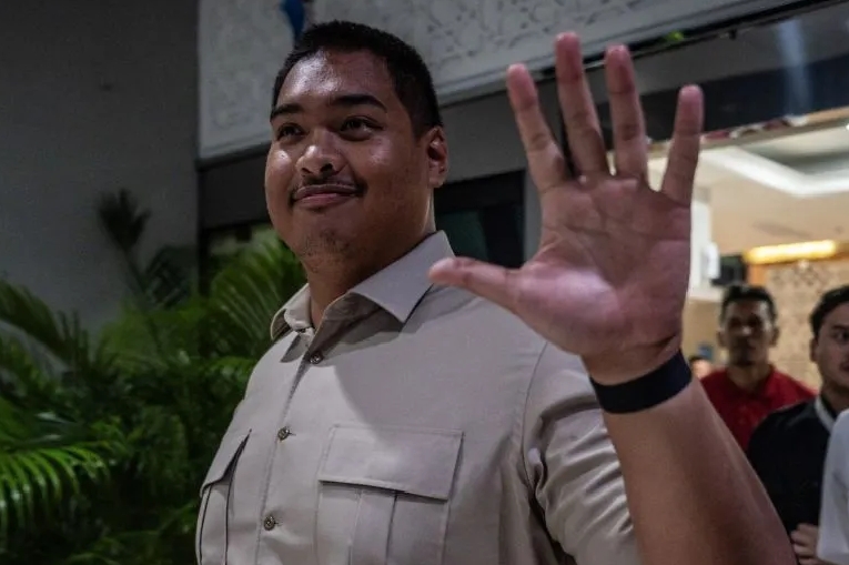 Menpora Dito Ariotedjo saat meninggalkan Kantor Kemenpora. (Jennus)