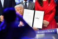 Presiden AS Donald Trump menunjukkan dokumen 'Dewan Perdamaian' (Board of Peace) yang ditandatanganinya di sela-sela acara World Economic Forum (WEF) 2026 di Congress Hall, Davos, Swiss, Kamis (22/1/2026). (Xinhua/Lian Yi)