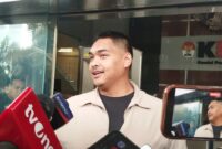 Mantan Menpora Dito Ariotedjo menjawab pertanyaan wartawan seusai menjalani pemeriksaan di KPK. (Antara)