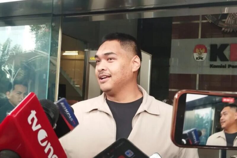 Mantan Menpora Dito Ariotedjo menjawab pertanyaan wartawan seusai menjalani pemeriksaan di KPK. (Antara)
