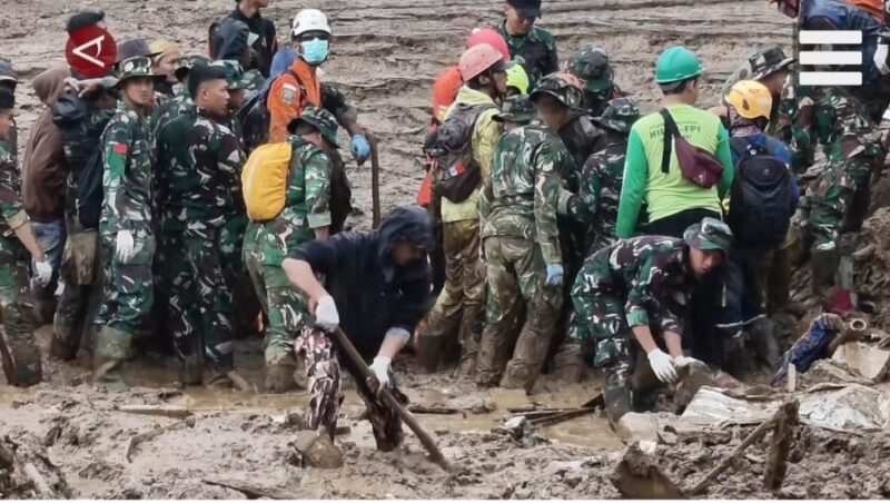 Tim SAR gabungan TNI-Polri dibantu warga melakukan pencarian korban longsor di Sukalangu, Cisarua, Bandung Barat. (Jennus)
