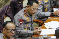 Kapolri Jenderal Pol. Listyo Sigit Prabowo (kanan) mengikuti rapat kerja dengan Komisi III DPR di Kompleks Parlemen, Senayan, Jakarta, Senin (26/1/2026). (Jennus)