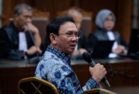 Basuki Tjahaja Purnama atau Ahok di hadapan majelis hakim. (Antara)