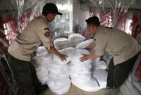 Petugas BPBD DKI Jakarta saat melaksanakan operasi modifikasi cuaca (OMC) di Jakarta, Selasa (27/1/2026). (BPBD DKI Jakarta)