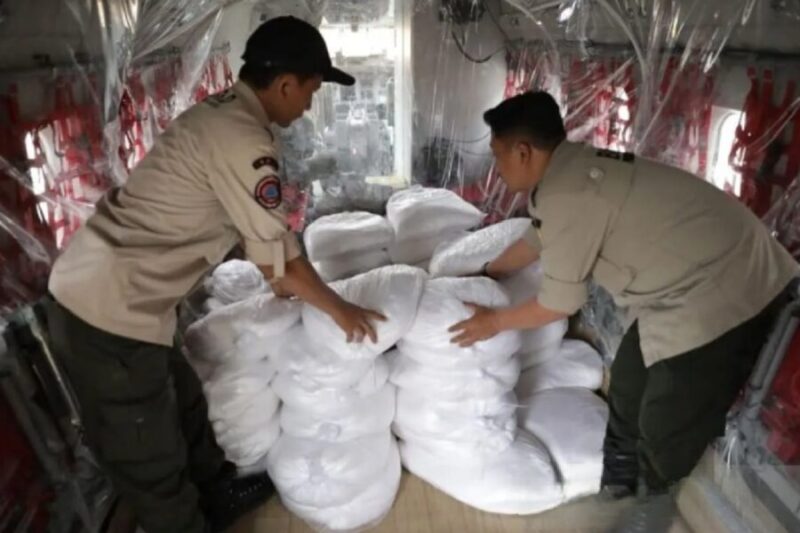 Petugas BPBD DKI Jakarta saat melaksanakan operasi modifikasi cuaca (OMC) di Jakarta, Selasa (27/1/2026). (BPBD DKI Jakarta)