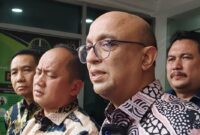 Direktur Penyidikan pada Jampidsus Kejagung Syarief Sulaeman Nahdi (kedua dari kanan) memberikan keterangan pers di Gedung Puspenkum Kejagung, Jakarta, Jumat (30/1/2026). (Jennus)