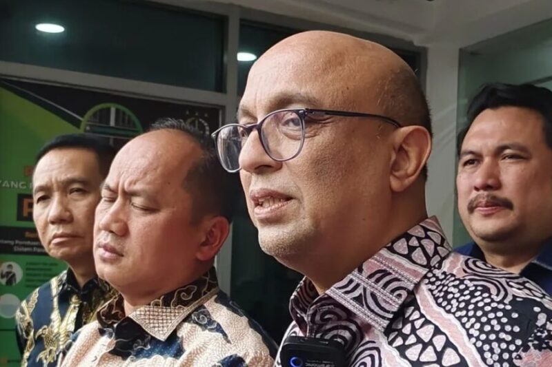 Direktur Penyidikan pada Jampidsus Kejagung Syarief Sulaeman Nahdi (kedua dari kanan) memberikan keterangan pers di Gedung Puspenkum Kejagung, Jakarta, Jumat (30/1/2026). (Jennus)