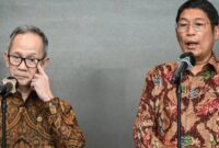 Ketua Dewan Komisioner OJK Mahendra Siregar (kiri) dan Kepala Eksekutif Pengawas Pasar Modal, Keuangan Derivatif dan Bursa Karbon OJK Inarno Djajadi (kanan) menyampaikan keterangan pers di Bursa Efek Indonesia, Jakarta, Jumat (30/01/2026). (Jennus)