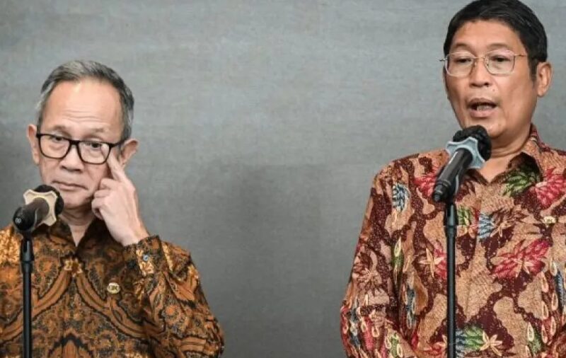 Ketua Dewan Komisioner OJK Mahendra Siregar (kiri) dan Kepala Eksekutif Pengawas Pasar Modal, Keuangan Derivatif dan Bursa Karbon OJK Inarno Djajadi (kanan) menyampaikan keterangan pers di Bursa Efek Indonesia, Jakarta, Jumat (30/01/2026). (Jennus)