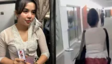 Nisya berpose dengan pakaian dan atribut pramugari yang nyaris sempurna di tempat yang seolah kabin pesawat. (Istimewa)