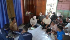 Kepala Badan Pusat Statistik (BPS) RI Amalia Adininggar Widyasanti saat meninjau pendataan Rencana Rehabilitasi dan Rekonstruksi Pascabencana (R3P) di Kabupaten Aceh Tamiang, Provinsi Aceh. (Humas BPS)