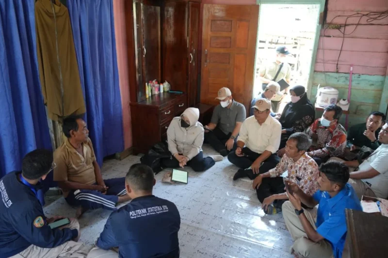 Kepala Badan Pusat Statistik (BPS) RI Amalia Adininggar Widyasanti saat meninjau pendataan Rencana Rehabilitasi dan Rekonstruksi Pascabencana (R3P) di Kabupaten Aceh Tamiang, Provinsi Aceh. (Humas BPS)