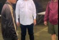 Direktur Utama PTMP, David Rahardja, turun langsung ke daerah banjir, membagikan paket sembako dan makanan kepada warga yang membutuhkan. (Istimewa)