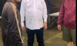 Direktur Utama PTMP, David Rahardja, turun langsung ke daerah banjir, membagikan paket sembako dan makanan kepada warga yang membutuhkan. (Istimewa)