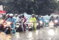 Air setinggi sekitar 50 sentimeter  menutup sebagian badan jalan DI Panjaitan sejak Kamis pagi, arus lalu lintas pun melambat. (Jennus)