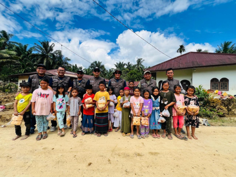 Perwakilan Jajaran Pengurus SP-BUN SGN bersama dengan anak-anak terdampak korban banjir di Aceh Tamiang.