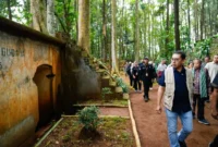 Menteri Kebudayaan Fadli Zon saat meninjau Situs Tahura (Taman Hutan Raya) Gunung Kunci - Palasari yang terletak di Kabupaten Sumedang, Jawa Barat. (Kementerian Kebudayaan)