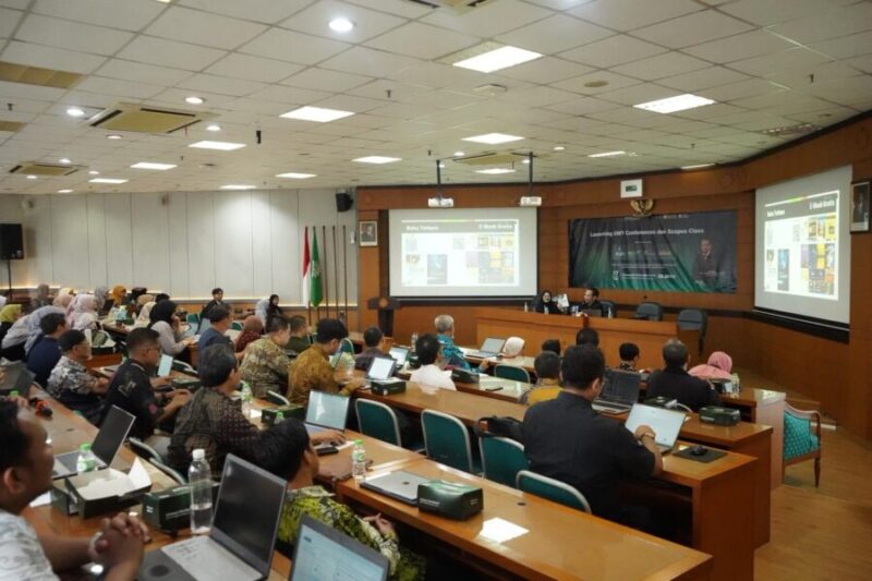Peluncuran konferensi dirangkaikan dengan kegiatan Scopus Class yang diselenggarakan secara hybrid, Sabtu (17/1/2026) sore, dari Ruang Sidang Utama Gedung AR Fachruddin A lantai 5 serta melalui zoom neeting. (UMY)