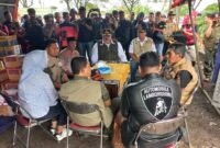 PAPARAN-Kepala Pelaksana BPBD Demak, Agus Sukiyo saat paparan penanganan banjir di Demak dihadapan Ka. BNBP, Letjen Suharyanto, Anggota DPR RI Jamaludin Malik, Wabup, Kapolres, Forkopimda, Direktur OSDD BNPB, Kalakhar BPBD Jateng, dll. (Foto Ist).
