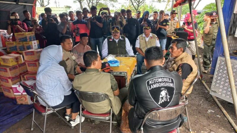 PAPARAN-Kepala Pelaksana BPBD Demak, Agus Sukiyo saat paparan penanganan banjir di Demak dihadapan Ka. BNBP, Letjen Suharyanto, Anggota DPR RI Jamaludin Malik, Wabup, Kapolres, Forkopimda, Direktur OSDD BNPB, Kalakhar BPBD Jateng, dll. (Foto Ist).
