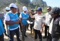 Mendagri Tito didampingi Gubernur Sumatera Utara Bobby Nasution, Bupati Tapanuli Tengah Masinton Pasaribu, serta Assistant Manager Engineering PLTA Sipansihaporas Immanuel Siahaan.