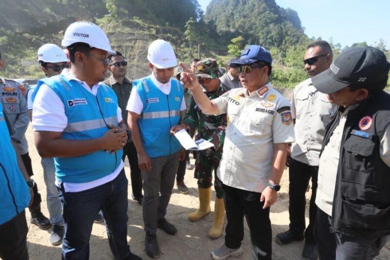 Mendagri Tito didampingi Gubernur Sumatera Utara Bobby Nasution, Bupati Tapanuli Tengah Masinton Pasaribu, serta Assistant Manager Engineering PLTA Sipansihaporas Immanuel Siahaan.