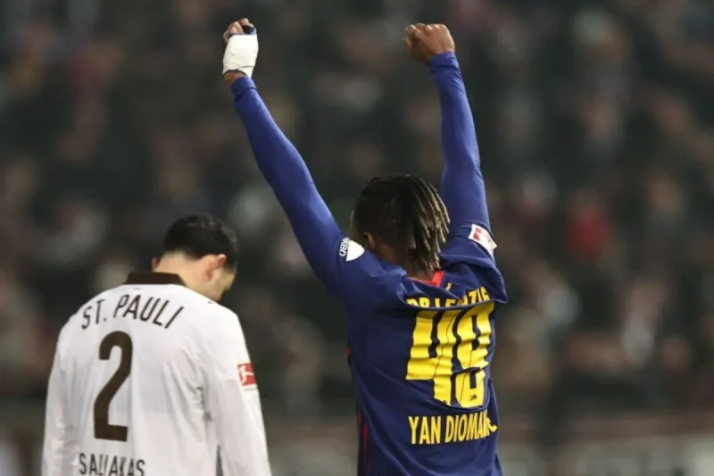 Penyerang RB Leipzig Yan Diomande merayakan gol yang dicetaknya ke gawang St. Pauli di Stadion Millerntor, Hamburg, Selasa (27/1/2026) waktu setempat. (x.com/RBLeipzig)
