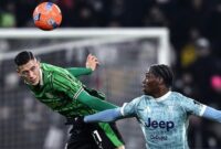 Bek Sassuolo, Jay Idzes, menahan pergerakan pemain Juventus Jonathan David. (Getty Images)