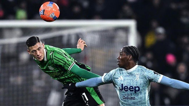 Bek Sassuolo, Jay Idzes, menahan pergerakan pemain Juventus Jonathan David. (Getty Images)