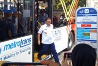 Gubernur Jakarta Pramono Anung pergi ke kantor dan pulangnaik bus Transjakarta, Rabu (30/4/2025). (Arsip foto: Jennus)