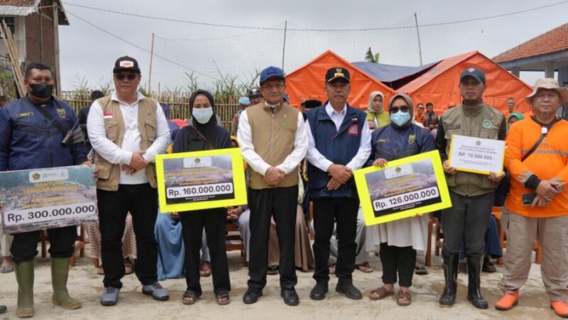 Menteri Agama Nasaruddin Umar menyerahkan bantuan senilai Rp596 juta untuk mendukung pemulihan madrasah, guru, serta keluarga siswa yang terdampak bencana longsor dan banjir di Desa Pasirlangu, Kecamatan Cisarua, Kabupaten Bandung Barat. (Humas Kemenag)