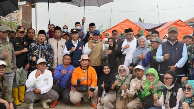 Menteri Agama Nasaruddin Umar saat meninjau lokasi bencana di Bandung Barat. (Kemenag) 