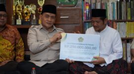 Wakil Menteri Agama Romo Syafi'i menyerahkan bantuan senilai total Rp350 juta kepada pengasuh pesantren Al Adalah, Tegal, M. Tasrifin Salim, Senin (16/2/2026). (Jennus)